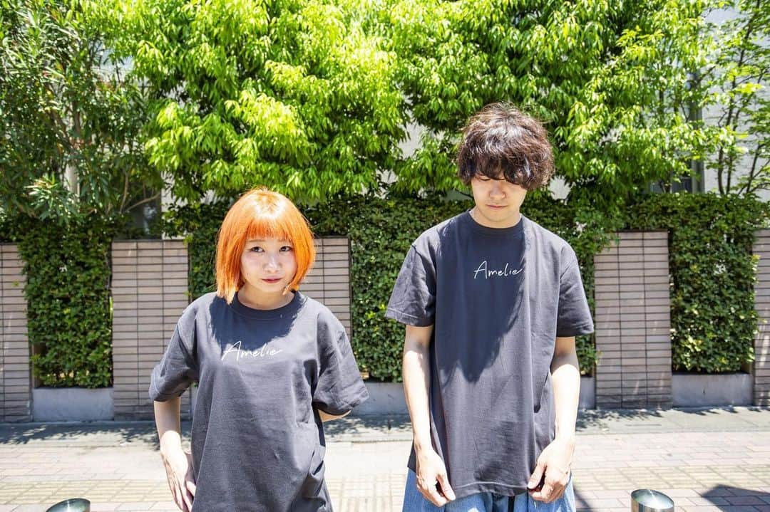 Amelieさんのインスタグラム写真 - (AmelieInstagram)「【追加決定！】 シンプルLOGO Tシャツ[Amelie×NOiD] の通販限定カラー［チャコールグレー］が大好評につき、追加販売決定！！ 今度こそ無くなり次第終了となりますので、お早めに！！ mick M着用、あっきー L着用  詳細、注文方法はAmelieホームページをチェック🔍 ※追加生産中のため、6月下旬頃より随時発送となります。予めご了承下さいませ。」6月1日 15時38分 - amelie_band