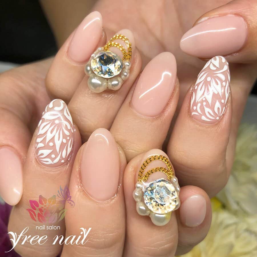 free nail フリーネイルのインスタグラム：「. お客様ネイル💅🏻🌺✨ . アジアンビューティーネイル🌺✨ . 贅沢ビジュー💎✨ . ⇨スワイプして動画もチェック☝🏻✨ . ご来店ありがとうございました🙇🏻‍♀️🙇🏻‍♀️🙇🏻‍♀️💗 . #ネイル #フリーネイル #ネイルアート #ジェルネイル #ネイルサロン #大阪ネイルサロン #ネイルデザイン #ネイルチェンジ #アジアンネイル #フラワーネイル #ビジューネイル #チェーンネイル #vカットストーン #パールネイル #ピンクネイル #デザインネイル #シンプルネイル #トレンドネイル #美爪ネイル #初夏ネイル #夏ネイル #美甲 #日式美甲 #summernails #nailsart #nailsalon #nailsdid #newnails #newnail #freenail」