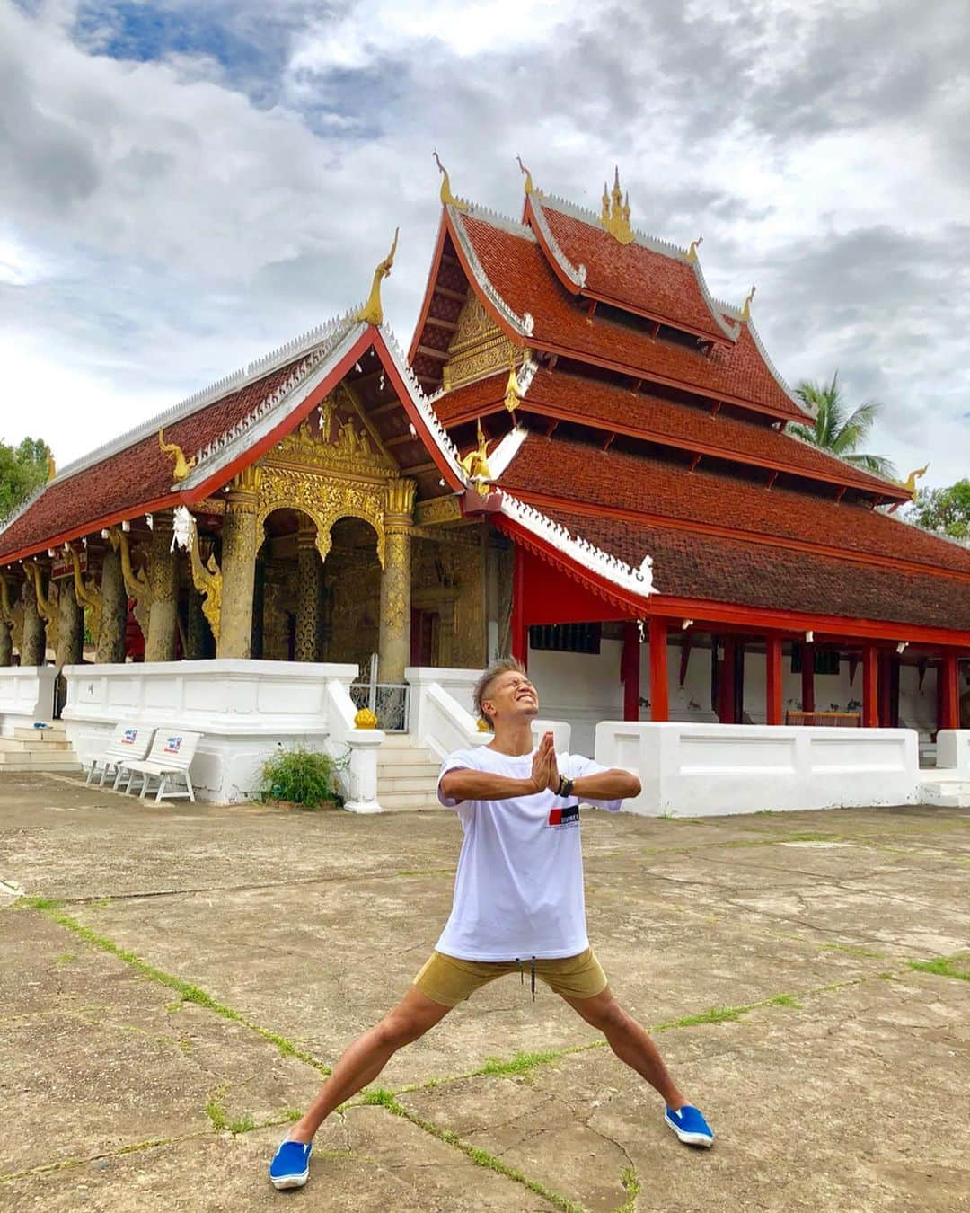 城戸康裕さんのインスタグラム写真 - (城戸康裕Instagram)「世界遺産、ルアンパバーンきた🙏🇱🇦 ・ きたというか、街全体が世界遺産だから、ずっと世界遺産😄 ・ 仏像の圧力ハンパなかった😆 ・ さすがに神様の前ではボケれず笑 ・ 世界遺産☆50 ・ #城戸遺産 ・ 2019.5.31◉ ルアン・パバンの町 《ラオス・ルアンパバーン》 ・ #Laos #🇱🇦 #LuangPrabang #ラオス #ルアンパバーン  #worldheritage @diviner_official  #🌏54ヶ国制覇」6月1日 15時58分 - yasuhiro.kido