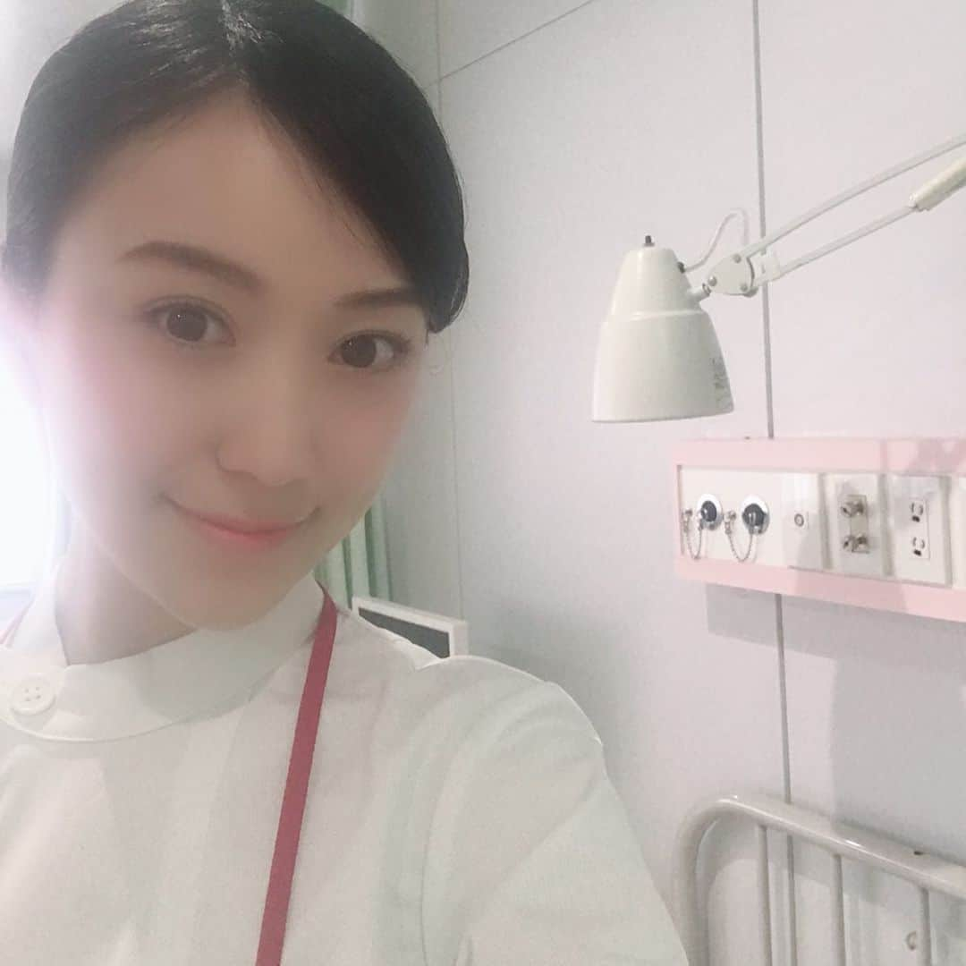 近藤しづかさんのインスタグラム写真 - (近藤しづかInstagram)「6月に入りましたね これから梅雨の時期になるのかな☔️ . 今日はドラマ撮影で 看護師として働いています！ 久しぶりのナース服で自撮り♪ . #看護師 #ナース #尊敬 #病院 #nurse #nurse💉 #hospital #shooting #movie」6月1日 15時56分 - shizuka_kondo