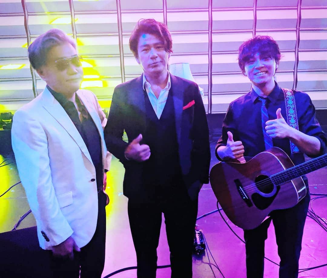 のインスタグラム：「アミューズフェス、Skoop On Somebodyのステージに久々に出演させていただきました！どの曲を演奏しても体にこびりついている阿吽の呼吸。「Still」「束縛」、そしてBEGINの島袋優さんとのコラボで「恋しくて」をご一緒させていただきました。TAKEさん、KO-ICHIROさん、またツアー連れてってください！僕はこのあとflumpoolのステージにも出ます♪  今日から僕の夏ツアー前半戦のチケット2次プレオーダーがスタートしてます。6/29新潟、7/5名古屋、7/13広島、7/15神奈川、7/21福岡！またツアーが始まるの楽しみだな♪はじめましての方も是非じっくりたっぷり弾き語り聴きに来てください(^^) http://isogaisimon.net  #SkoopOnSomebody #磯貝サイモン #amusefes」