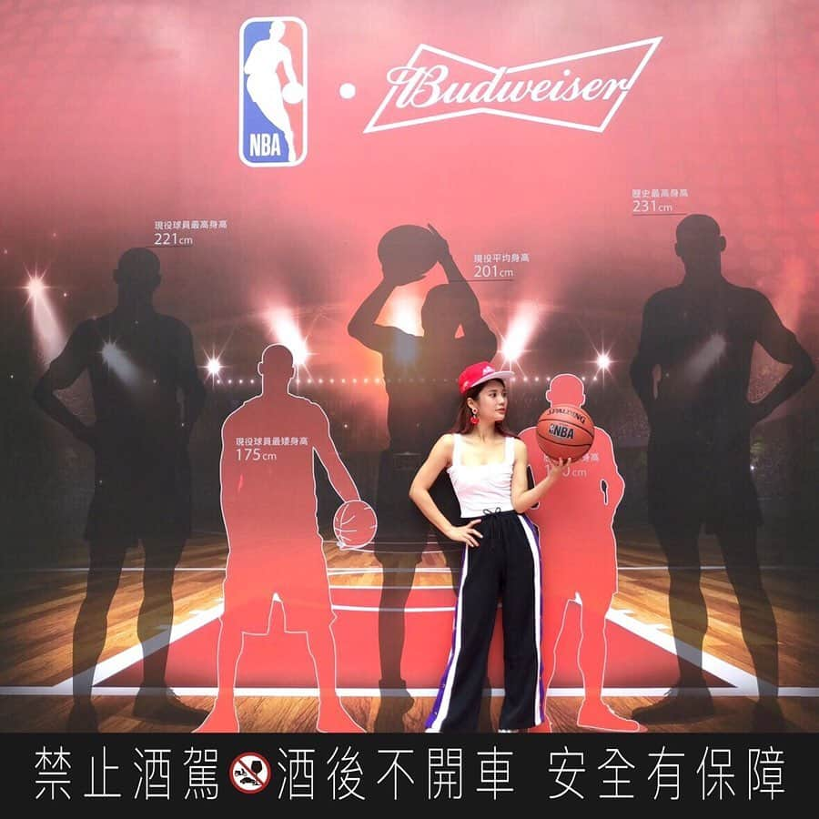 琳妲さんのインスタグラム写真 - (琳妲Instagram)「🏀🏀🏀 我的球技，你看得見！ 教練我想打籃球！ 人生第一次灌籃 帥慘了我🤣🤣🤣 趕快來信義威秀廣場參加【#百威XNBA東西區爭BUD賽】 現場活動大激戰：有24秒投籃比賽 、打卡拍照區、百威啤酒，還有彈力球場投籃，可以拍超帥灌籃照 還不趕快來灌給我看？ 參加就有機會可以獲得百威xNBA聯名贈品！ 活動只有6/1-6/2 兩天哦，快來跟我一樣大秀球技！ @budweiser_tw  還有線上的東西區較勁活動，我代表東區，  @howhowhasfriends GOGOGO！我們不能輸！！ 趕快來留言支援啦！ https://lihi.cc/KZKED/linda  #百威真我至上 #街放威力  #百威啤酒 #Budweiser #BeYourTrueSelf」6月1日 15時59分 - linda831212