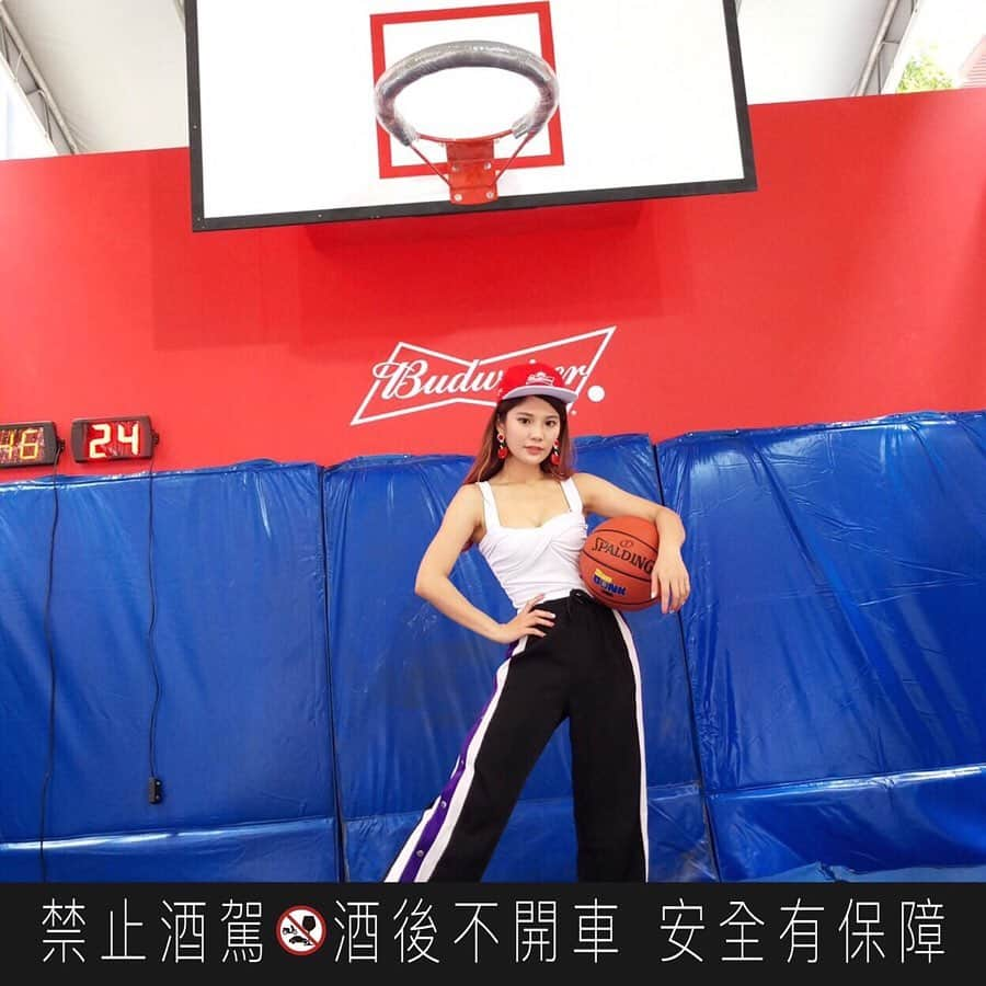 琳妲さんのインスタグラム写真 - (琳妲Instagram)「🏀🏀🏀 我的球技，你看得見！ 教練我想打籃球！ 人生第一次灌籃 帥慘了我🤣🤣🤣 趕快來信義威秀廣場參加【#百威XNBA東西區爭BUD賽】 現場活動大激戰：有24秒投籃比賽 、打卡拍照區、百威啤酒，還有彈力球場投籃，可以拍超帥灌籃照 還不趕快來灌給我看？ 參加就有機會可以獲得百威xNBA聯名贈品！ 活動只有6/1-6/2 兩天哦，快來跟我一樣大秀球技！ @budweiser_tw  還有線上的東西區較勁活動，我代表東區，  @howhowhasfriends GOGOGO！我們不能輸！！ 趕快來留言支援啦！ https://lihi.cc/KZKED/linda  #百威真我至上 #街放威力  #百威啤酒 #Budweiser #BeYourTrueSelf」6月1日 15時59分 - linda831212