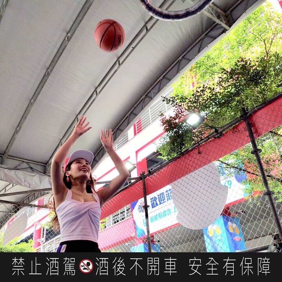 琳妲さんのインスタグラム写真 - (琳妲Instagram)「🏀🏀🏀 我的球技，你看得見！ 教練我想打籃球！ 人生第一次灌籃 帥慘了我🤣🤣🤣 趕快來信義威秀廣場參加【#百威XNBA東西區爭BUD賽】 現場活動大激戰：有24秒投籃比賽 、打卡拍照區、百威啤酒，還有彈力球場投籃，可以拍超帥灌籃照 還不趕快來灌給我看？ 參加就有機會可以獲得百威xNBA聯名贈品！ 活動只有6/1-6/2 兩天哦，快來跟我一樣大秀球技！ @budweiser_tw  還有線上的東西區較勁活動，我代表東區，  @howhowhasfriends GOGOGO！我們不能輸！！ 趕快來留言支援啦！ https://lihi.cc/KZKED/linda  #百威真我至上 #街放威力  #百威啤酒 #Budweiser #BeYourTrueSelf」6月1日 15時59分 - linda831212