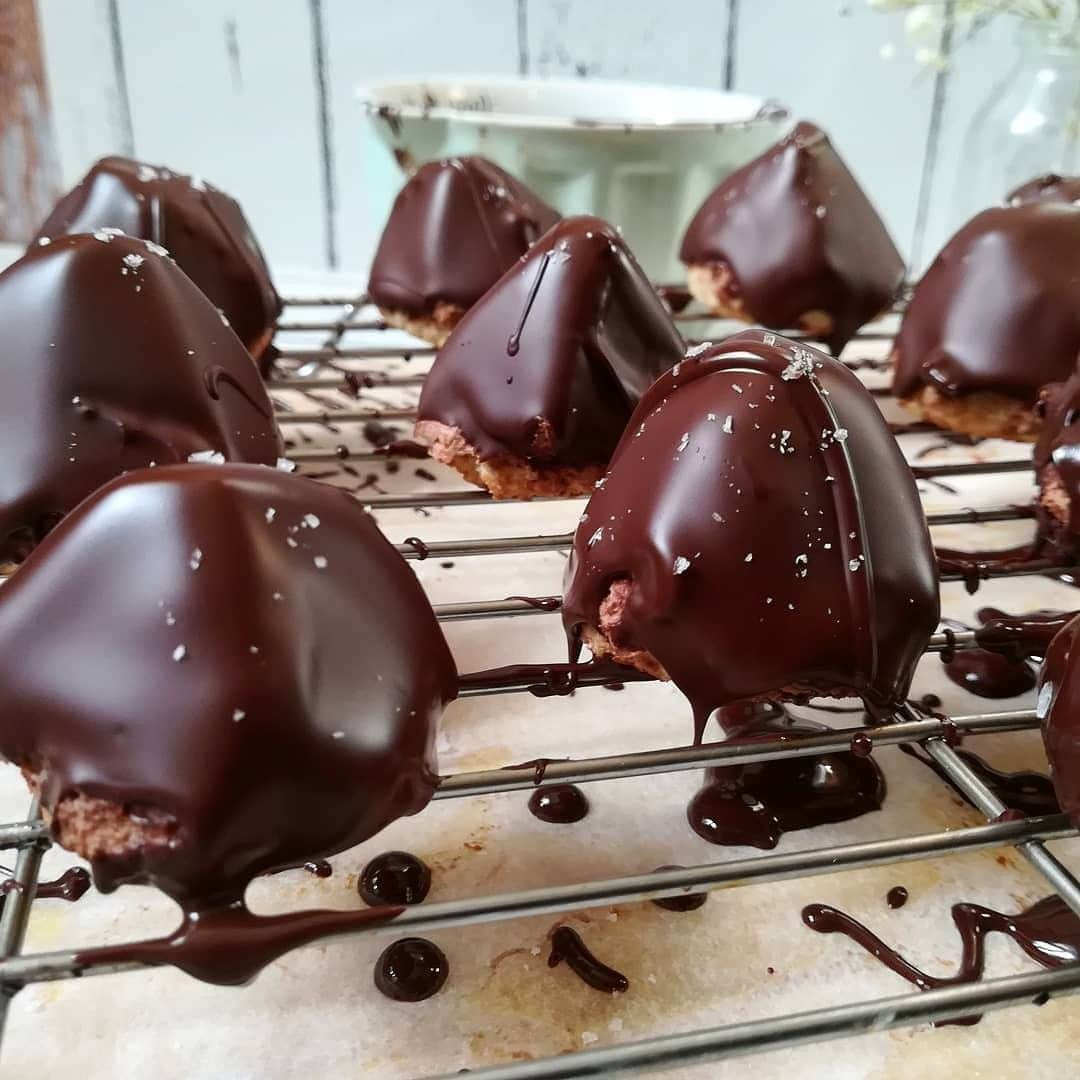 レイチェル・クーさんのインスタグラム写真 - (レイチェル・クーInstagram)「Muesli and fruit for breakfast then it's on to dark 🍫 buttercream biscuits with sea salt for THE BEST Saturday morning tea...☕ Thanks @liljemsbakery for sharing your version from #TheLittleSwedishKitchen 😋」6月1日 16時05分 - rachelkhooks