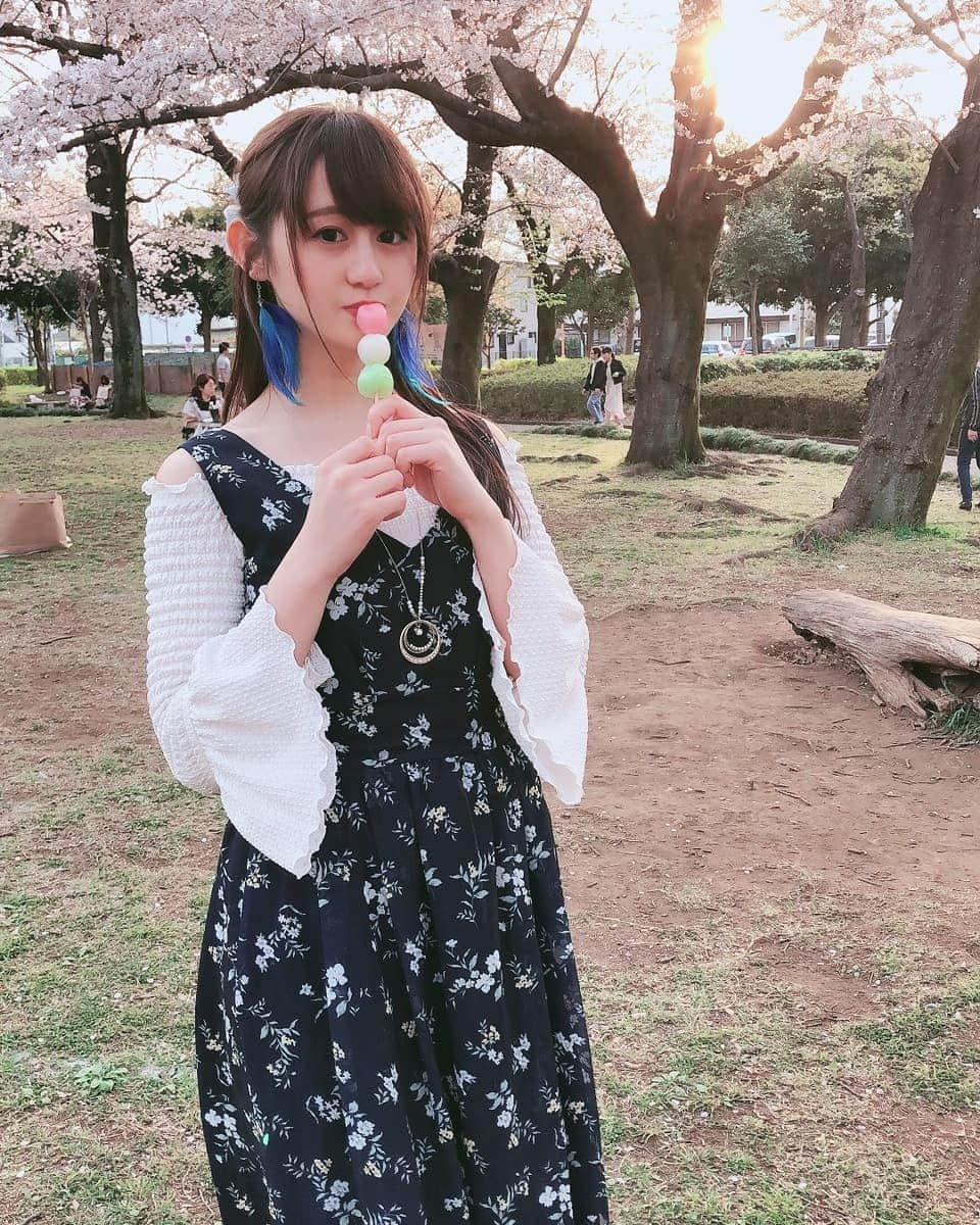 星空もあさんのインスタグラム写真 - (星空もあInstagram)「撮ってもらってたのに載せ忘れたお花見の時の写真を今更うp  #av女優 #お団子🍡 #お花見 #3枚目は不意打ち #そして咥えてるのはハーゲンダッツのスプーン」6月1日 16時08分 - hoshizora_moa