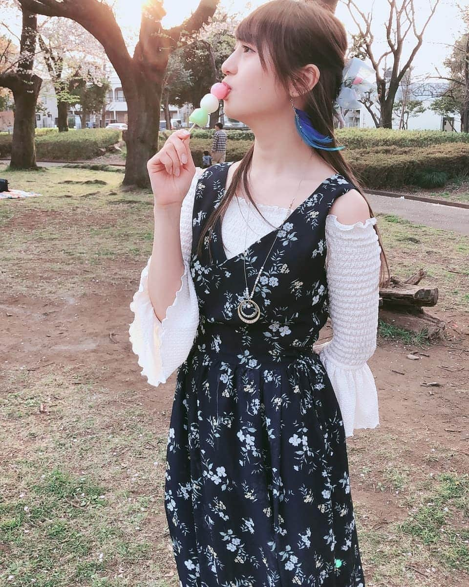 星空もあのインスタグラム：「撮ってもらってたのに載せ忘れたお花見の時の写真を今更うp  #av女優 #お団子🍡 #お花見 #3枚目は不意打ち #そして咥えてるのはハーゲンダッツのスプーン」