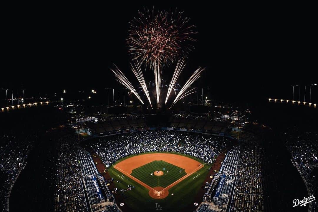 Los Angeles Dodgersさんのインスタグラム写真 - (Los Angeles DodgersInstagram)「The perfect Friday night.  #FNF🎆 presented by Denny’s.」6月1日 16時09分 - dodgers