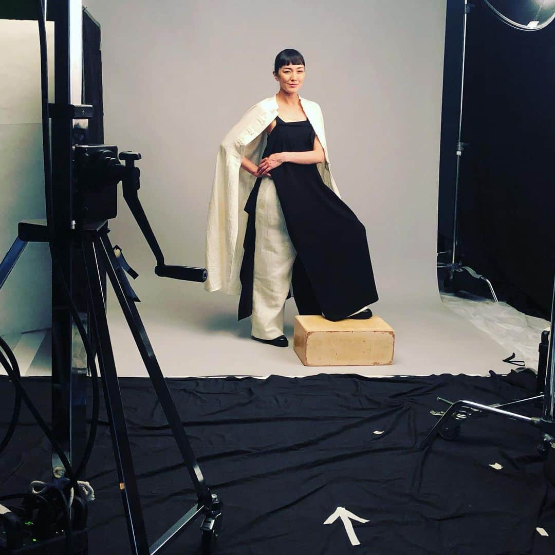 板谷由夏 さんのインスタグラム写真 - (板谷由夏 Instagram)「ファッションの撮影は 映画やドラマとはまた違う楽しさがありまして。 写真家との独特のコミュニケーションが また好きです。 土曜日ですねぇ、楽しい週末を！」6月1日 16時12分 - yukaitaya