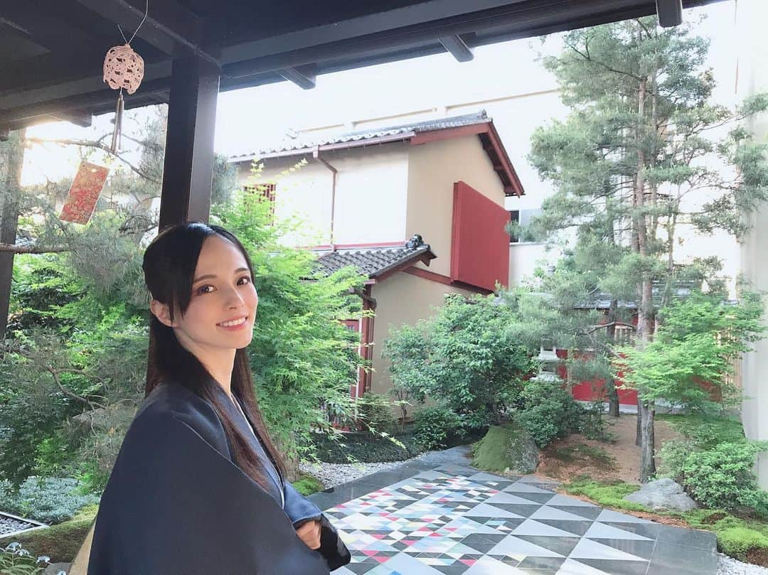 大湖せしるさんのインスタグラム写真 - (大湖せしるInstagram)「ただいま。﻿ ﻿ プチ旅行から帰って参りました。﻿ ﻿ ずっと行ってみたかった﻿ 金沢。﻿ ﻿ のどかで﻿ 空気が美味しくて﻿ 時間の流れを ゆったり感じられて、、﻿ 大自然を満喫。﻿ ﻿ 金沢といえば回転寿司。﻿ 絶対行くべきやとTVでもやってた。﻿ 石川県出身の 元雪のタジィにも教えてもろて﻿ まいもん寿司へ。﻿ 美味しかったー！﻿ リーズナブルやのに﻿ お味が高級寿司。﻿ でも﻿ お写真は玉子焼を。﻿ お寿司屋さん行ったら﻿ 絶対食べる一品なのです。﻿ ﻿ 旅の目的のひとつである参拝もして、﻿ 旅館でのんびりくつろいで﻿ たくさん充電。﻿ 加賀獅子舞をアレンジした﻿ 白銀の舞も観れて﻿ やっぱり伝統て素晴らしいなと。﻿ ﻿ もっと色んなところに行きたい﻿ 日本の魅力をもっと知りたいと﻿ すごく感じた旅になりました。﻿ ﻿ 次は﻿ どこ行こかなぁー  #石川県 #金沢 #福井 #旅行  #まいもん寿司 #回転寿司 #星野リゾート#界 #加賀 #白山比咩神社 #平泉寺白山神社 #永平寺 #大湖せしる #ishikawa #kanazawa #fukui #travel #cecile」6月1日 16時12分 - cecile_daigo