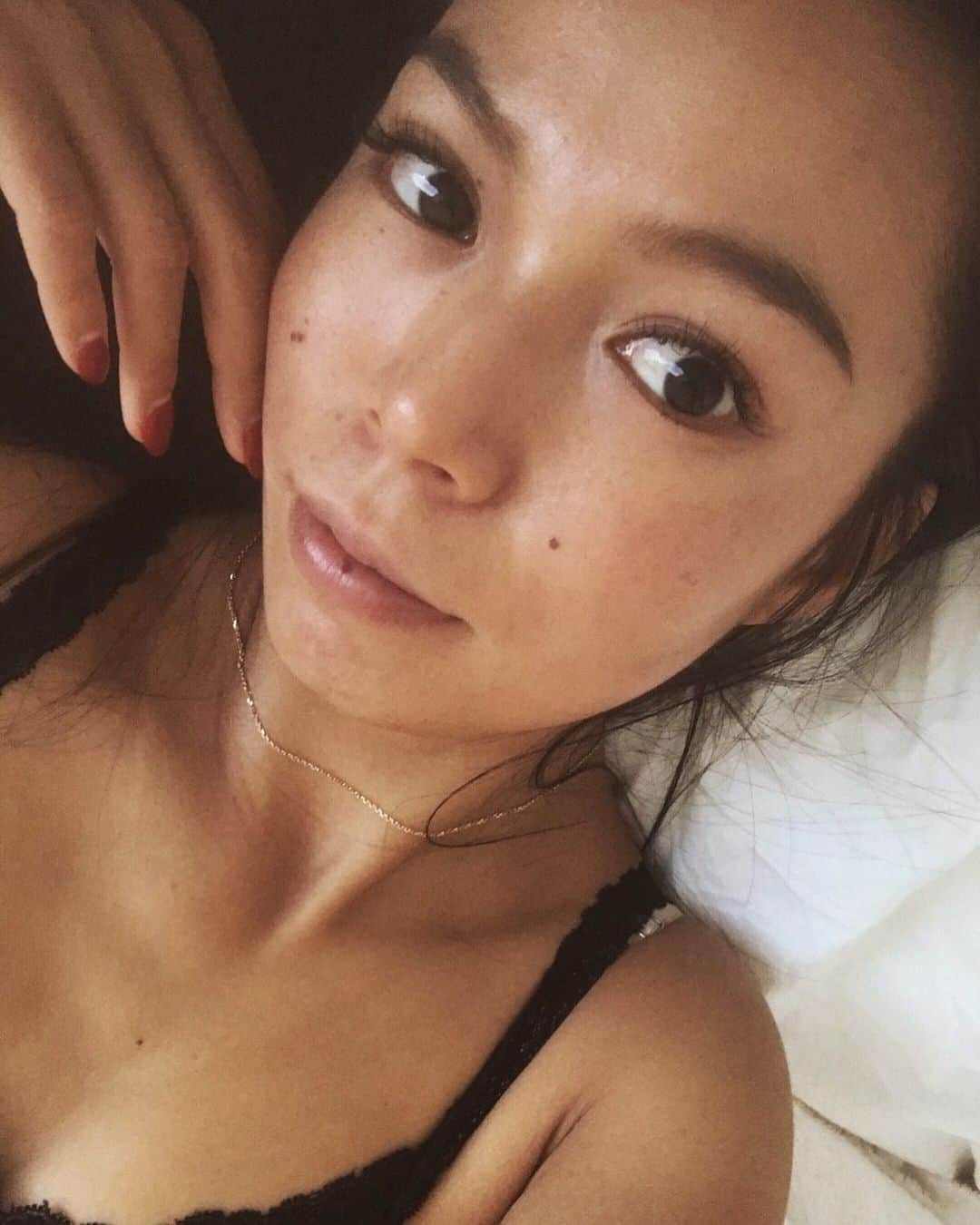 水野亜彩子のインスタグラム：「先日 、東京形成美容外科でフェイスケアをして頂きました☺️ 日焼けでも顔ってたるむらしく😳💦 ケアしてもらった直後からリフトアップ効果が感じられるの🥰 ありがとうございました✨ .  @dr.yugechan #東京形成美容外科 #ゆげちゃん先生 #TKB」