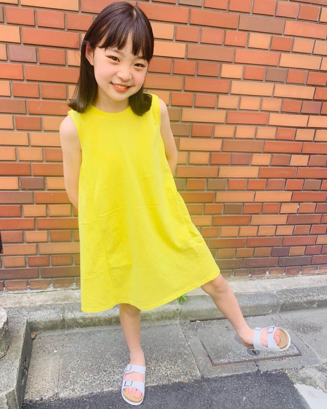 Hinataさんのインスタグラム写真 - (HinataInstagram)「. . GUのAラインワンピースを着てみたよ😊 ノースリーブですっかり夏気分🍉 レギンスとか合わせてもかわいいかも💕 . Aラインで裾がふわっとしてるから 1枚で着てもラインが綺麗だよ🥰 @gu_for_all_ . . #gu_for_all #GUstyle #gupr #gukids #Aラインワンピース #クラージュキッズ #野々山ひなた #Ｈinata #Hinataぼっこ」6月1日 16時18分 - hinachosugram