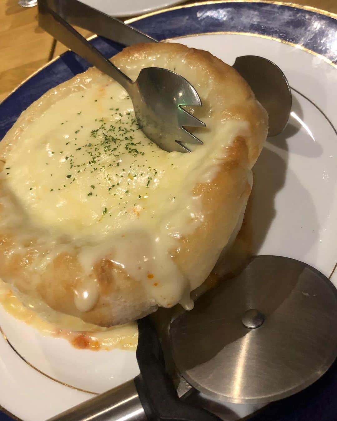SHIHOさんのインスタグラム写真 - (SHIHOInstagram)「. . 昨日のDinner🍴は @umibal.shinjuku に行ってきたよ💕 . 新鮮な牡蠣と名物の シカゴピザを頂いてきた♥️ . すごーく伸びる チーズたっぷりで幸せすぎました🧀♡ . . ちなみに1枚目で持ってるのは レモンサワーなの🍋♡すごい色🤣💓 . . 美味しかった🥺❤️ . . #umiバル #新宿グルメ #東京グルメ #新宿バル #新宿イタリアン #魚介イタリアン #pr #コラボベース」6月1日 16時20分 - cham_pipi