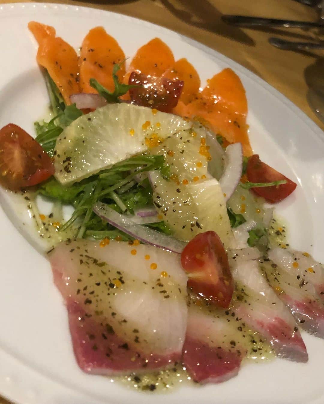 SHIHOさんのインスタグラム写真 - (SHIHOInstagram)「. . 昨日のDinner🍴は @umibal.shinjuku に行ってきたよ💕 . 新鮮な牡蠣と名物の シカゴピザを頂いてきた♥️ . すごーく伸びる チーズたっぷりで幸せすぎました🧀♡ . . ちなみに1枚目で持ってるのは レモンサワーなの🍋♡すごい色🤣💓 . . 美味しかった🥺❤️ . . #umiバル #新宿グルメ #東京グルメ #新宿バル #新宿イタリアン #魚介イタリアン #pr #コラボベース」6月1日 16時20分 - cham_pipi