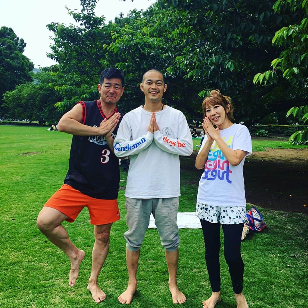 福田洋さんのインスタグラム写真 - (福田洋Instagram)「本日の御苑ヨガ🧘‍♀️ チェリーさんに加えて、ペドロさんもヨガ参じてくださいました！ すごいメンツ🙏🦜 #yoga #ヨガ #parkyoga」6月1日 16時21分 - trans_am_hiroshi