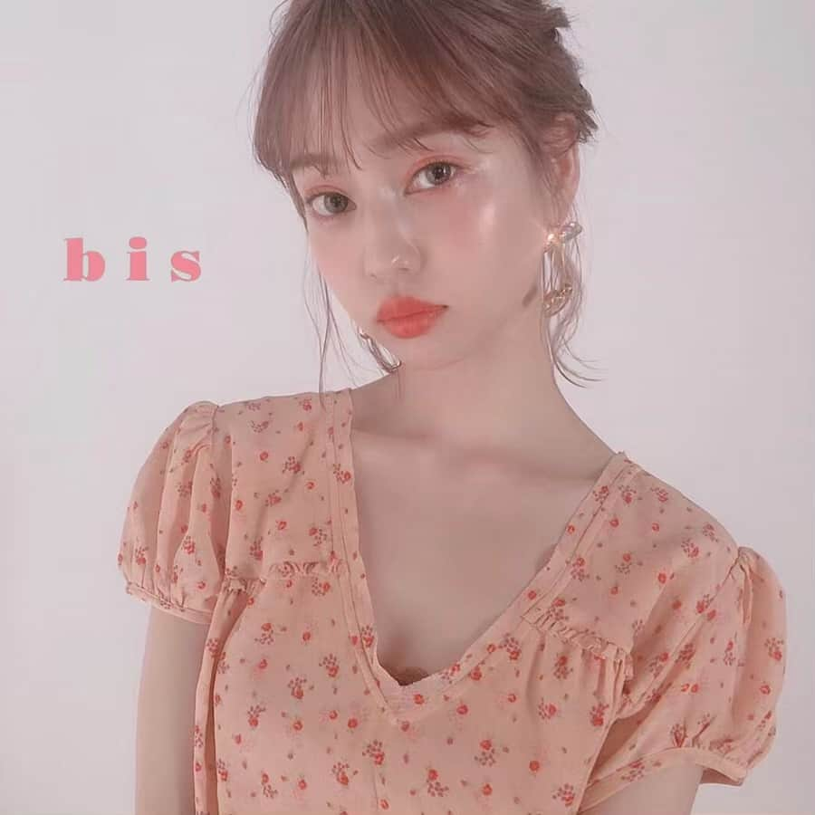 bis_web bis [ビス] さんのインスタグラム写真 - (bis_web bis [ビス] Instagram)「. 🌷 本日より全国発売 🌷﻿ ﻿﻿﻿ ﻿ new issue ﻿ ﻿﻿ bis July 2019﻿﻿ ﻿ IN HER EYES「自分だけの境界線」﻿﻿﻿ covergirl : @risa_doll_ ﻿ ﻿ オフショットをスワイプしてチェックして❤️﻿ ﻿﻿﻿ 【  INFO 】﻿ 本日、18:00ごろより @bis_web アカウントにて﻿ 中村里砂ちゃんのインスタライブを開催いたします！﻿ ぜひご覧ください🎥﻿ ﻿﻿﻿ ﻿﻿﻿ ﻿ ﻿ #中村里砂 #bis #gucci #雑誌 #光文社  #オフショット #shooting #艶肌 #つや肌 #メイク #オレンジメイク #ファッション #撮影 #model #bis_web #トレンド #girly #follow #❤️ ﻿」6月1日 16時29分 - bis_web