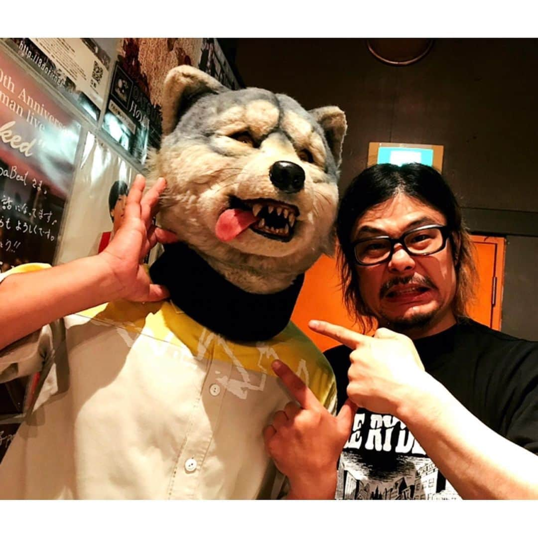 マキシマム ザ ホルモンさんのインスタグラム写真 - (マキシマム ザ ホルモンInstagram)「今日は我々のホームグラウンド、八王子Match VoxにMAN WITH A MISSIONを迎え、超肉弾戦必至なLIVEで復活の狼煙をあげる！  首輪が取れた俺。 その首輪を付けられた狼。  被り物は首への負担が大きいからね🤪  どうか、狼さんの頭がFLY AGAINしませんように…。 首に願いを…。 byダイスケはん  #マキシマムザホルモン #これからの麺カタコッテリのTOURをしよう #manwithamission #MWAM #ところが今日のライブハウスはペット持ち込み禁止だったことが発覚 #今日1日だけ特例措置を取ってもらえないか現在鋭意交渉中 #最悪の事態に備えて念のためマンウィズの設定に関しての検討も視野に入れる覚悟」6月1日 16時30分 - mth_official_33cjl