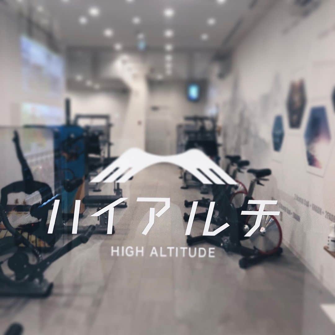 藤川沙弥のインスタグラム：「気になってた高地トレーニングを初体験❗️⛰﻿ なんと標高2500m級と﻿同じ酸素状態でのトレーニングは 30分歩くだけで2時間分の運動量❗️🚶‍♀️﻿ 私はビックリするくらい、汗かいた💦笑﻿ ﻿ 400kcalも消費できて﻿ ミトコンドリアを活性化させ﻿ 基礎代謝が上げて脂肪燃焼だけじゃなくて﻿ お肌も綺麗になるって噂🙀﻿ ﻿ 1日30分運動するだけで約4日間程度は﻿ 同じ分だけの消費カロリー状態が﻿ 自然と続くらしい…﻿ ﻿ アスリートの方も通われてるトレーニングで 効率良く確実に鍛えられるのが﻿ 本当に嬉しいポイント😳🔥﻿ ウォーキング以外の﻿ ストレッチの器具も気持ちよかったな〜…﻿ ﻿ 6月から大阪堀江に新しくオープンするんだけど﻿ 入会するか悩んでる🥺﻿ ﻿ ﻿ ﻿ ﻿ #ハイアルチ #高地トレーニング #有酸素運動﻿ #トレーニング #フィットネス #ダイエット﻿ #ミトコンドリア活性化 #脂肪燃焼 #健康 #美容﻿ #アンチエイジング #大阪 #堀江 #ウァークアウト﻿ #workout #gym #training #fitness﻿ ﻿」