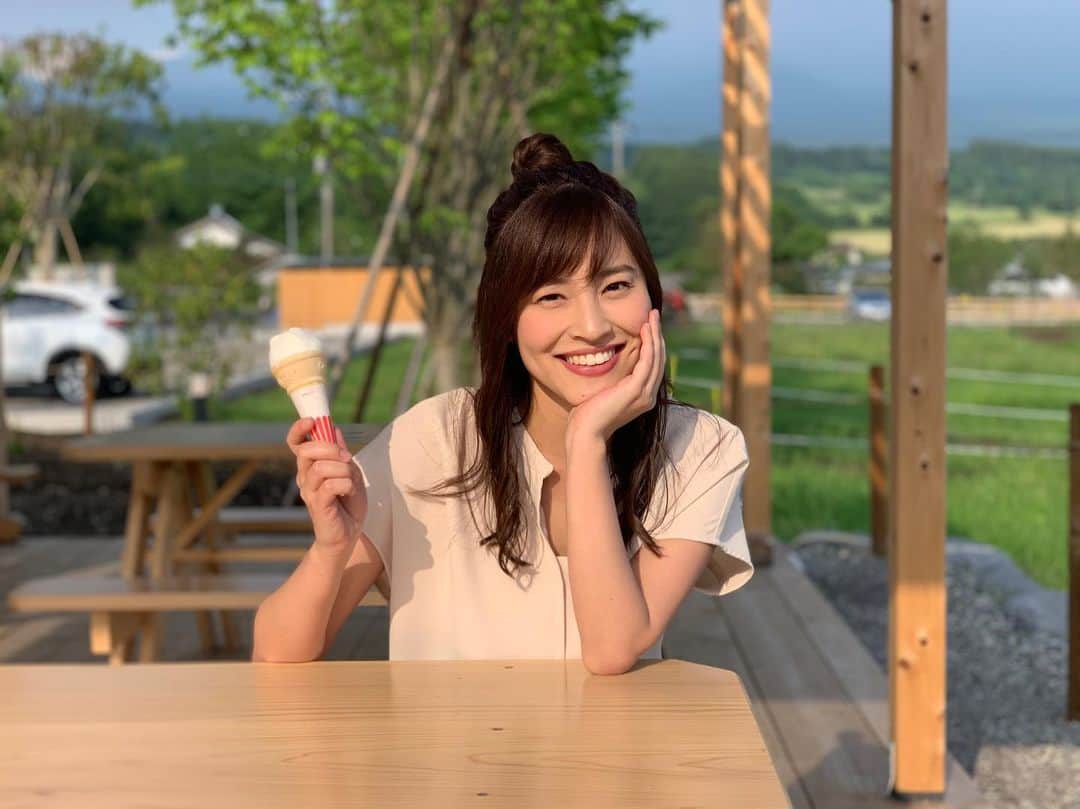 佐野伶莉のインスタグラム：「インスタ始めました♡のんびり更新していきます。。 とびっきり土曜版終わりに、地元に新しく出来たIDEBOKへ🐄  #富士宮#ソフトクリーム#食べかけ」