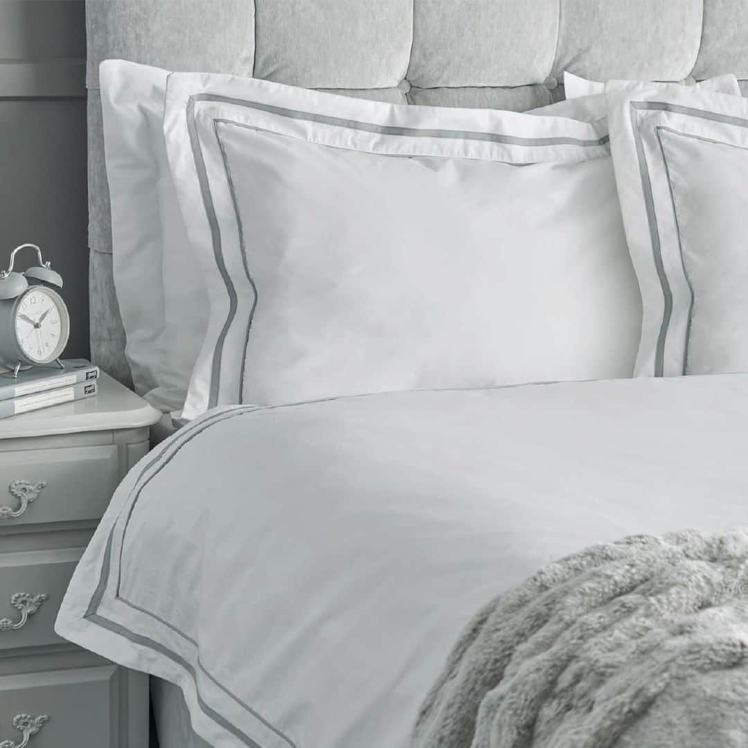 ローラアシュレイのインスタグラム：「Hello June ☀️ Nothing complements the start of a new month quite like fresh bedding. Do you agree?」