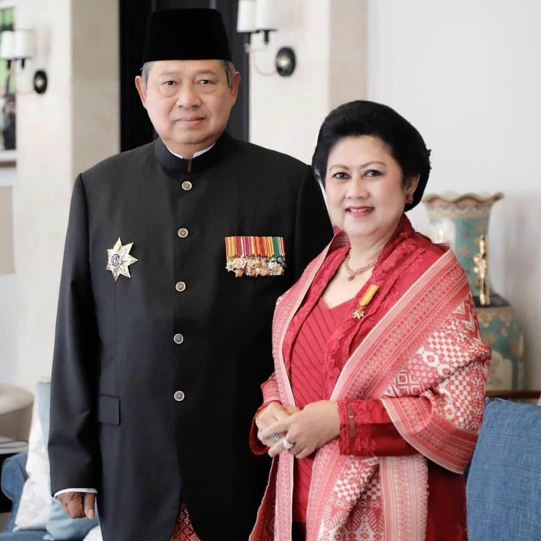 ジュリア・ペリッツのインスタグラム：「Innalilahiwainailahirojiun  Kami keluarga besar Almarhumah Julia Perez  turut berduka cita atas kepergian ibu @aniyudhoyono tercinta semoga segala amal kebaikan beliau diterima Allah SWT dan diampuni segala dosanya😇🙏 untuk seluruh keluarga besar yang ditinggalkan diberikan ketabahan kekuatan dan kesabaran❤️ Wassalam🙏」