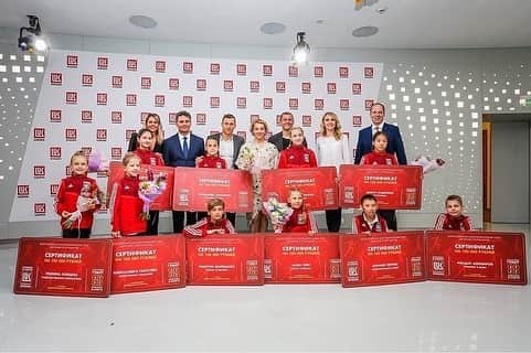 ナタリア・イーシェンコのインスタグラム：「Церемония награждения обладателей гранта «Заправляем в спорте» от ПАО ЛУКОЙЛ @sclukoil 🔝 . Второй год подряд чествуем талантливых юных спортсменов. В этом году 2 из 10 победителей - спортсмены Калининградской области ✨🏆. Вы - наша гордость! Поздравляю и желаю больших побед и новых свершений! 🇷🇺 #заправляемвспорте #спорт #спорт39 #sport39 #лукойл」