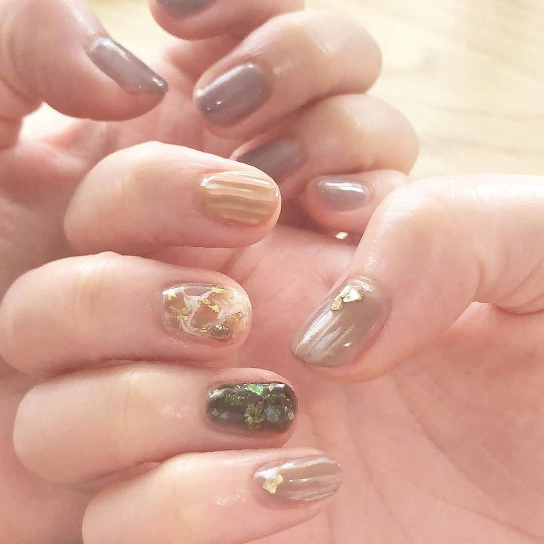 仁藤萌乃さんのインスタグラム写真 - (仁藤萌乃Instagram)「ハンドネイル変えました💅 左手は単色 右手はいろいろ。 #ニュアンスネイル #セルフジェルネイル #イロジェル #クリアブラック」6月1日 16時48分 - moeno.n_official