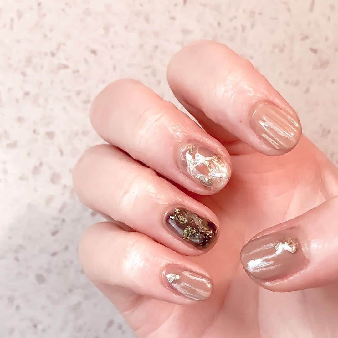 仁藤萌乃さんのインスタグラム写真 - (仁藤萌乃Instagram)「ハンドネイル変えました💅 左手は単色 右手はいろいろ。 #ニュアンスネイル #セルフジェルネイル #イロジェル #クリアブラック」6月1日 16時48分 - moeno.n_official