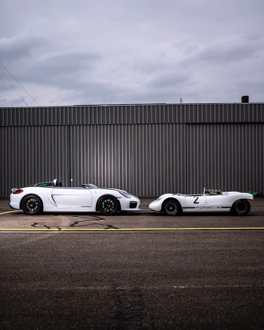 Porscheさんのインスタグラム写真 - (PorscheInstagram)「Peak performance is given a whole new meaning. The Porsche Boxster Bergspyder (981) was developed as a one-off prototype several years ago and takes inspiration of the legendary Porsche 909, the lightest racing car ever used by Porsche. The challenge to build as light as possible resulted in this unique feasibility study, bringing only 1,099 kg on the balance. (📷: @porsche.museum) #BoxsterBergspyder #Porsche909 #Porsche」6月1日 17時00分 - porsche