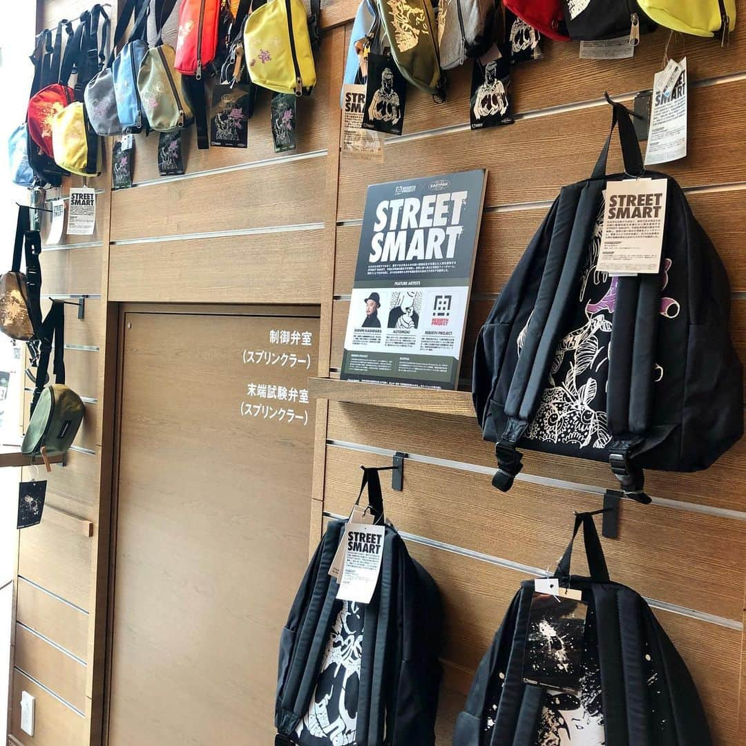 代官山 蔦屋書店　DAIKANYAMA T-SITEさんのインスタグラム写真 - (代官山 蔦屋書店　DAIKANYAMA T-SITEInstagram)「【フェア】REBIRTH PROJECT×EASTPAK(リバースプロジェクト×イーストパック)POP UP ・ 蔦屋書店2号館 1階 アートコーナー 2019年05月30日(木) - 06月18日(火） ・ ・ 伊勢谷友介氏が務めるリバースプロジェクトとバッグブランドEASTPAKとコラボレーションした"STREET SMART"をテーマにしたコレクションを限定販売します。 @eastpak_japan ・ 本コレクションではリバースプロジェクトモデルに加え、アーティストであるオートモアイ、柏原晋平による計3種類のデザインを展開。 日本を表現するモチーフとして日本を代表する浮世絵師である“写楽”を採用し、3様のデザインがバッグの背面に大きくプリントされた大胆で個性的なアイテムを展開しています。 古典的なモチーフを現代的に解釈し、あえて柄をバックの裏面にプリントすることで粋の美学を表現したというユニークな新シリーズです！ ・ ・ https://store.tsite.jp/daikanyama/event/art/7108-1615360527.html ・ #eastpak #rebirthproject #写楽 #sharaku #オートモアイ #柏原晋平 #daikanyamatsutaya #代官山蔦屋書店 #バックパック #ウエストポーチ」6月1日 16時52分 - daikanyama.tsutaya