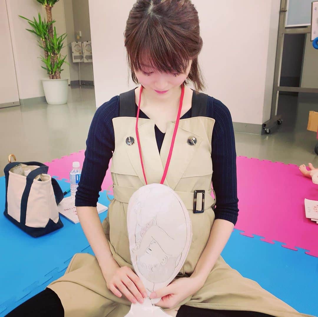 しほの涼のインスタグラム：「最後の両親学級に参加して出産の流れを勉強してきました🤰💪 立ち会い出産なので旦那さんも押すツボとか教わってて、いよいよだなぁって感じ😳 助産師さんに、出産の痛みは腕を切断するのと同じ位の痛みですけど脳でホルモン出るから大丈夫ですよー👩‍⚕️と恐怖のお言葉😹🙌🏻 でも不思議と赤ちゃんに会いたい気持ちが強くて怖くない‼️ 妊娠する前は出産とか怖くて絶対ヤダなんて思ってたけど、ママの感覚になってるのかなぁ。 赤ちゃんも頑張るんだから、私も頑張らなきゃ。ママも頑張るから無事に元気で産まれてきてね🤱 それにしてもお腹にこうやって入ってるなんて、アクロバティックよね🤣🤣 #34w #妊娠9ヶ月 #妊娠34週 #初産 #両親学級 #妊婦 #令和ベビー #令和ベイビー #女の子予定 #女の子ママ #マタニティ記録 #マタニティ生活 #マタニティコーデ #マタニティママリ #マタニティウェア #マタニティーライフ #妊婦生活 #妊婦コーデ #妊婦ファッション #妊娠後期 #34w1d #babygirl #pregnant #pregnancy #立ち会い出産 #立ち会い出産予定 #ママリ #プレママ #お腹の中狭そう」