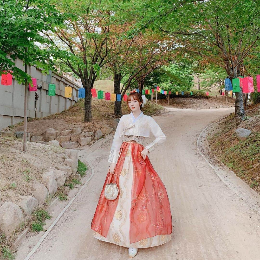 ミンヒ のインスタグラム：「#경주등불축제 언니랑 나랑 둘만 한복입고 갔음😅👭ㅎㅎ 한복 오랜만에 입으니 좋으다🙂」