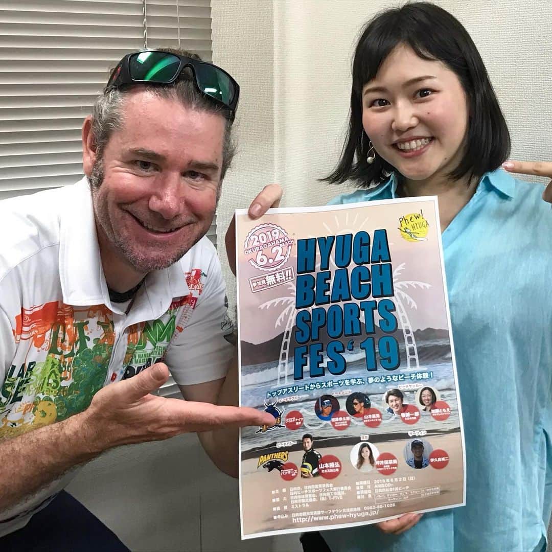のインスタグラム：「.日向ビーチスポーツフェス！ 明日、日向市小倉ヶ浜で開催！ サーフィン、ヨガは当日体験可能です🧘‍♀️🧘‍♂️ お天気が心配ですが、持つことを願って🙏  今年もジェイミーさんと盛り上げます！！ #1枚目 #今年の打ち合わせ #2枚目 #去年のヨガの様子 #3枚目 #去年の私 #髪の毛長かったなぁ」