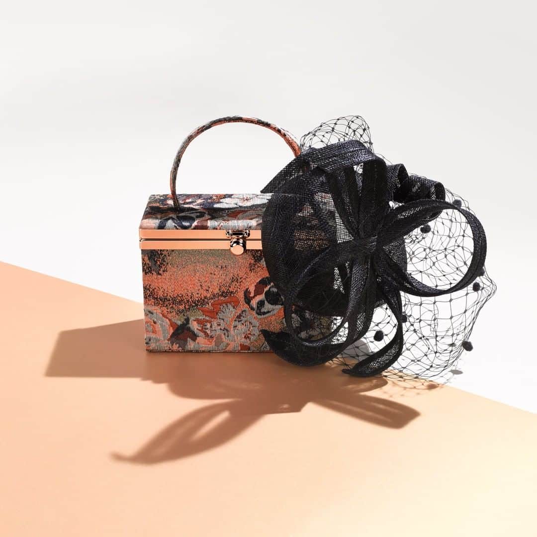 アクセサライズのインスタグラム：「The sun is out, and you've got those special dates in your calendar! ☀️ From weddings to BBQ's, races to rooftop parties, here's to a summer of stylish accessorizing. 🔍 Fascinator: 6913034100 🔍 Bag: 7905879700  Tap the link in the bio to shop now.  #Accessorize」