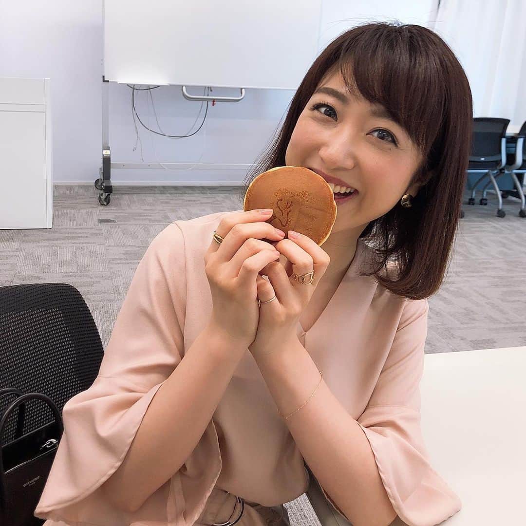 川田裕美さんのインスタグラム写真 - (川田裕美Instagram)「イベントの控え室に置いてくださっていたどら焼き😋🧡 半分以上はマネージャーすぎちゃんへ。すぎちゃんはこの後、どら焼きもう一つとお芋のまんじゅうを頬張っていました✨😆 以前に比べて、確実に和菓子好きになっている！！！ #どら焼き#まんじゅう#和菓子」6月1日 17時14分 - hiromikawata163