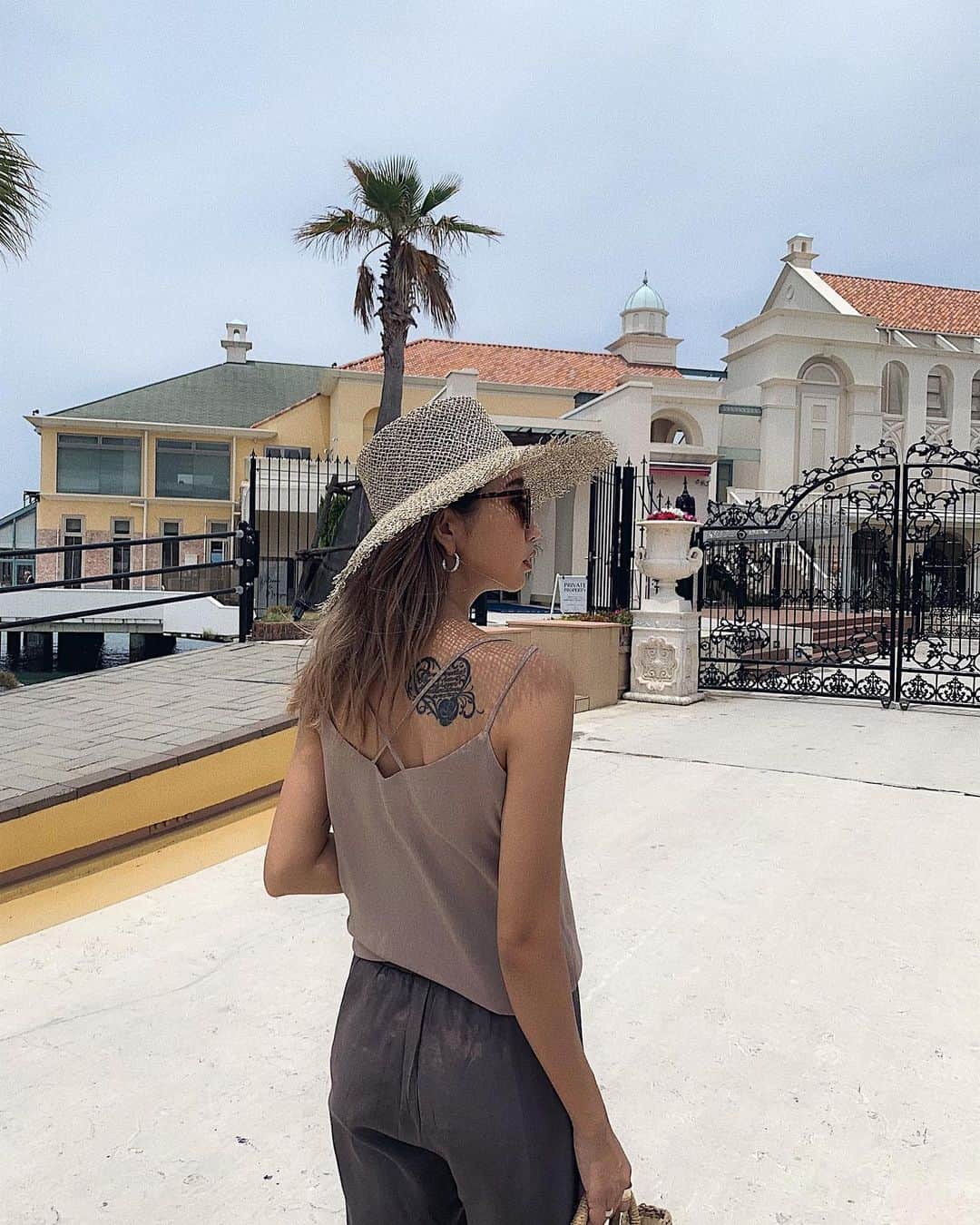 のインスタグラム：「. 夏は欠かせないハット🌴☀️ これは @esutoreja のだよ🌺 バックスタイルが可愛いキャミは @linoa_official の新作✌🏼✨ 前までほとんど白か黒ばっかりだったのに 最近はベージュも好き💓 #esutoreja #esutorejasnap #esutorejaコーデ #linoa #linoa_official #hat」