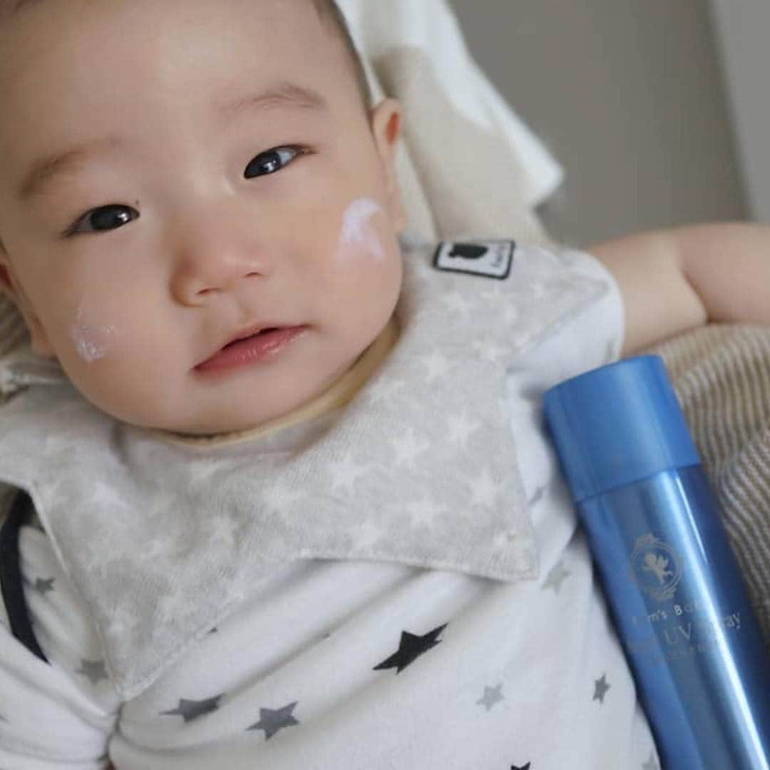 Fam's Baby ファムズベビーさんのインスタグラム写真 - (Fam's Baby ファムズベビーInstagram)「ご家族でのご愛用ありがとうございます😊 ・ 赤ちゃんは生後3ヶ月からご使用できます😊 #べびすたぐらむ#べびふる#べびたん#家族大好き ・ #Repost @you___me___surflife ・・・ ハワイでも使用できる 日焼け止めを見つけたよ♡ もうすぐハワイだから 確実に持ち込みOKな 日焼け止め探してたら @famsbaby  に出会って即get\(*ˊᗜˋ*)/♡ スプレータイプで 手のひらに出しすと ヒンヤリ´ω`* バリア機能が高くて 敏感肌の息子でも使えた!! ベビーとママとパパ 家族みんなで使えるから 嬉しい...♪*ﾟ 今日は保育園の前に ぬりぬりして登園ϋ♡ ・ ・ #ファムズUV#famsuv#fams#エンジェルuvスプレー#angeluv#ファムズベビー#ベビー日焼け止め#アトピー#保湿#敏感肌#男の子ベビー#生後4ヶ月半#化粧下地#保育園#赤ちゃんの笑顔#ママと息子#出産#育児#敏感肌日焼け止め」6月1日 17時19分 - famsbaby