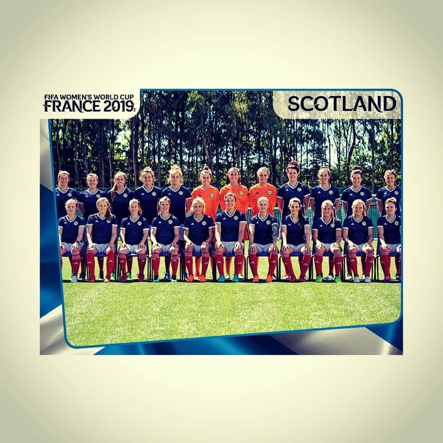 FIFAワールドカップさんのインスタグラム写真 - (FIFAワールドカップInstagram)「The #FIFAWWC #Panini album also includes squad pics, too! 📸  Who are you backing in France? 🇫🇷」6月1日 17時22分 - fifaworldcup