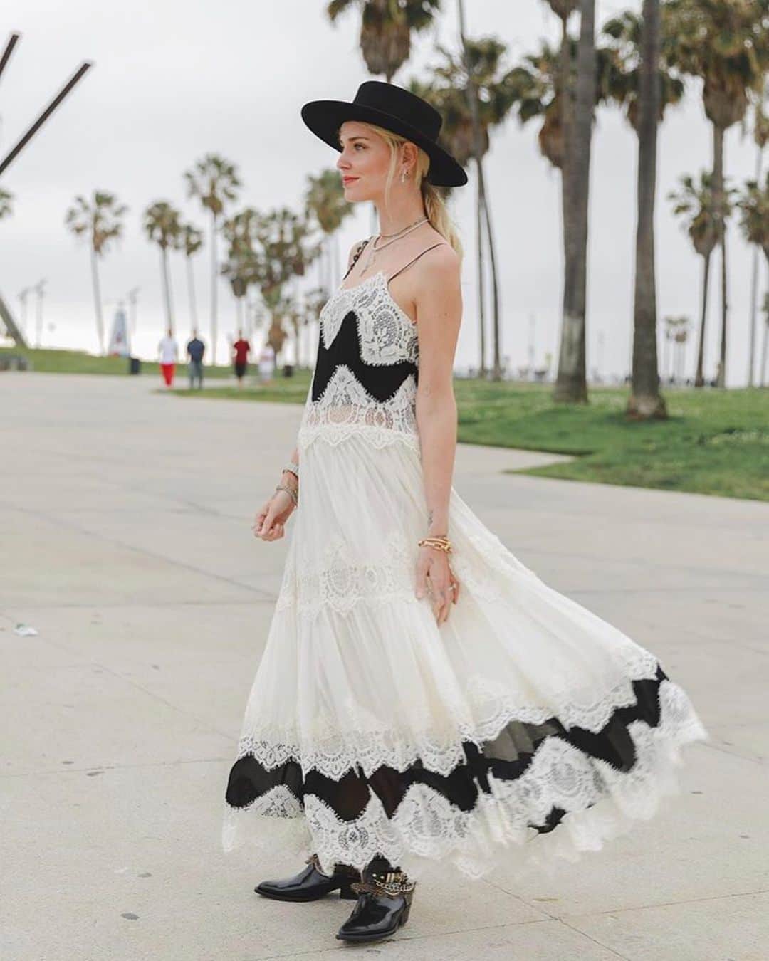 ツインセットさんのインスタグラム写真 - (ツインセットInstagram)「#repost @chiaraferragni ❤️ Venice Beach in my beautiful #twinsetmilano dress ✨ #twinsetlover」6月1日 17時34分 - twinsetofficial