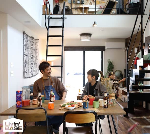 suzukuri さんのインスタグラム写真 - (suzukuri Instagram)「【GO OUTの家”Livin’ BASEの家”】⁣⠀ ･⁣⠀ Livin' BASEは、ワンフロアのリビングダイニングなので、家族の気配がいつもそばに感じられます。⠀ ･⁣⠀ ⁣子どもたちがお腹いっぱいになって「ごちそうさま」をした後は、夫婦の時間。⠀ ･⁣⠀⠀ 夫婦や家族とのかけがえのない時間を、家族みんなで共有することができます。⠀ ･⁣⠀ ただいま、広島のモデルハウスにて絶賛展示中です。⁣⠀ ･⁣⠀ ▶アウトドアファッション誌「GO OUT」と考えた家、「Livin' BAS」が完成！詳細はプロフィールリンクから→@suzukuri.official⁣⠀ ･⁣⠀ ･⁣⠀ #goout⁣ #livinbase ⁣#リヴィンベース⁣ #基地⁣ #base ⁣#DJブース #ホームパーティ⁣#リビング  #インダストリアルテイスト ⁣#ヴィンテージテイスト⁣ #男前インテリア⁣ #暮らしのアイデア⁣ #暮らしを楽しむ⁣ #新モデル #企画住宅 #規格住宅 #家づくり #マイホーム #マイホーム計画中 #新築 #一戸建て #住宅 #住まい #暮らし #ライフスタイル #間取り #suzukuri #趣味部屋 #夫婦時間 ⠀ ⠀」6月1日 17時30分 - suzukuri.official