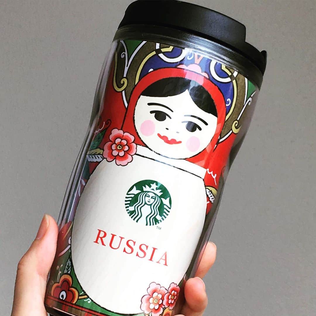 InRedさんのインスタグラム写真 - (InRedInstagram)「編集Kにロシアで買ってきてもらった、マトリョーシカのタンブラー。可愛いすぎて、目が合う度ににっこりしちゃいます😍  最近はこのマトリョーシカと、空港店舗限定のエアポートタンブラー、スターバックス リザーブ×スタンレーのステンレスカップを愛用してます！  #inredmagazine #inred #インレッド #starbuckscoffe #スターバックス #タンブラー #マトリョーシカ #スタンレー #InRed喫茶部 #編集長」6月1日 17時30分 - inrededitor