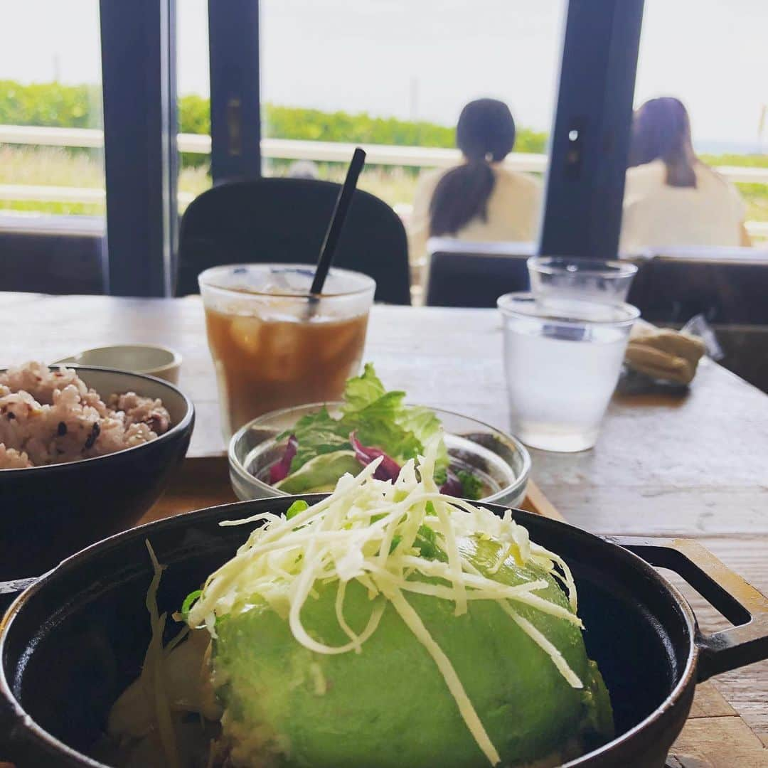 千秋さんのインスタグラム写真 - (千秋Instagram)「海を見ながらランチ🍴 （だけど実際は目の前に身長185㎝のひとが座ってて視界を遮られてたw）  ねえねえ、わたし毎週のように海に行きたいから、これ見てる友達で「海に行きたいかも」ってひと、いつでも連絡してきてね⛱🐳👙⛵️🌴🐠🐚🚢⚓️ #湘南 #湘南ドライブ #海 #lunch #ランチ #ハンバーグ #doubledoors #七里ヶ浜」6月1日 17時30分 - chiaki77777