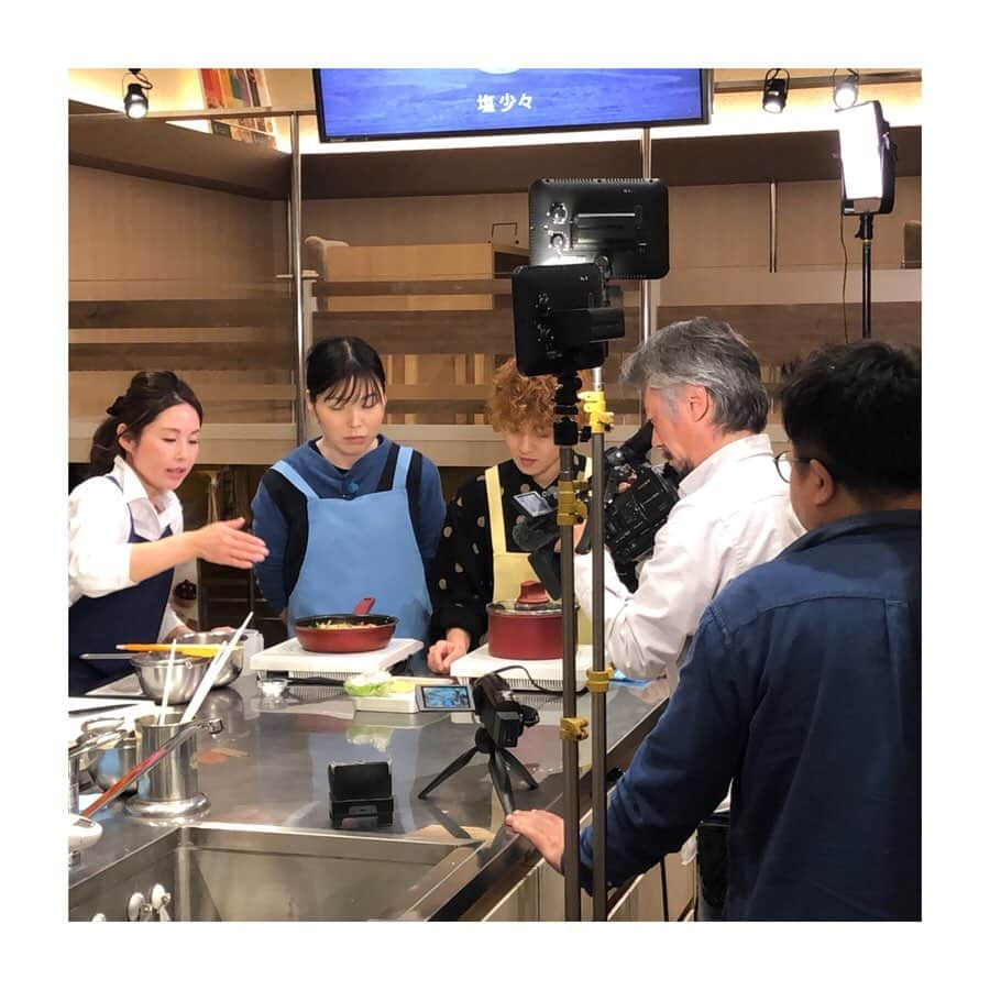 ABC Cooking Studioさんのインスタグラム写真 - (ABC Cooking StudioInstagram)「. . 💫OTONA ABC Cooking Studio💫 . . CBCテレビ『花咲タイムズ』の撮影で OTONA ABC Cooking Studioに 尼神インターのお2人が来てくださいました😊 健康と美容をに特化した料理教室で、 誠子さんと渚さんは ノンオイル中華のレッスンを体験してくださいました🎵 調理中のお2人はとても真剣な表情✨ . . 糖質コントロールのレッスンや カロリーオフのレッスンなど 目的に応じた献立が学べるのが魅力的な OTONA  ABC Cooking Studio❣️ 体験レッスンも開催しているので 気になった方はぜひ来てみてください🎶 . . #abcクッキング #abcクッキングスタジオ  #abccooking #abccookingstudio #instafood #料理好きな人と繋がりたい #料理初心者  #インナービューティー #食べる美容 #食べる健康 #花咲タイムズ #尼神インター #名古屋 #名鉄百貨店本店 #otonaabc」6月1日 17時32分 - abccookingofficial