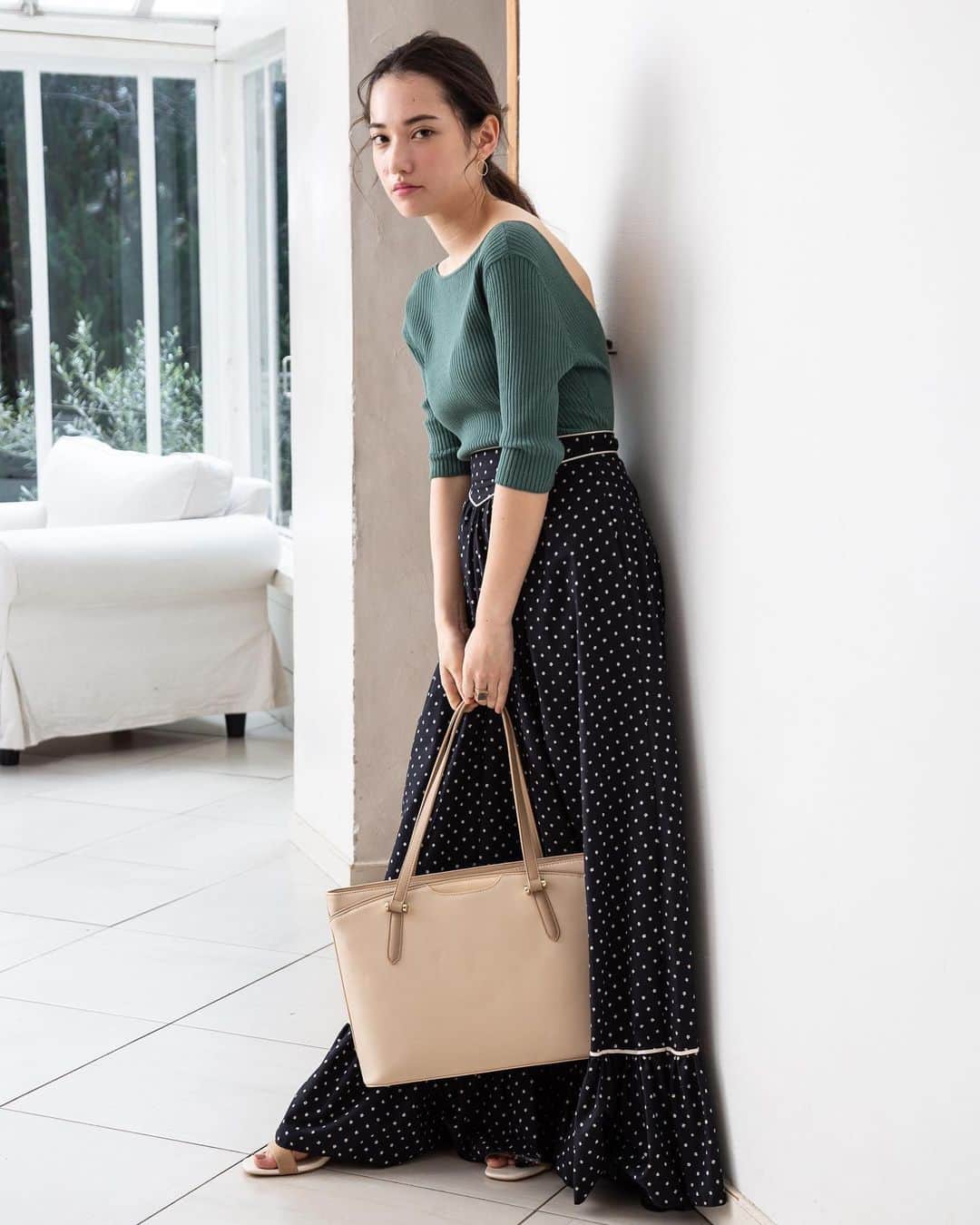 SMIRNASLI_officialのインスタグラム：「working tote . トートバッグから 新作が登場❤︎❤︎ . コンパクトだけど ポケットなど機能性◉ . .」