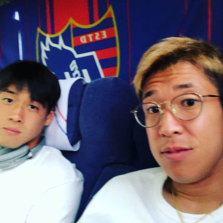 林彰洋のインスタグラム：「バス最終ライン。 特殊な相手でしたが、連敗しなくてよかった。 失点OMG🤕 #メガネ👓 #バス最終ライン #ナイスvictory #ナイス走り #nicegoals #fctokyo @diegoqoliveira  @_arthurfeitoza95  @kiichi.23  @aki_hayashi0507」