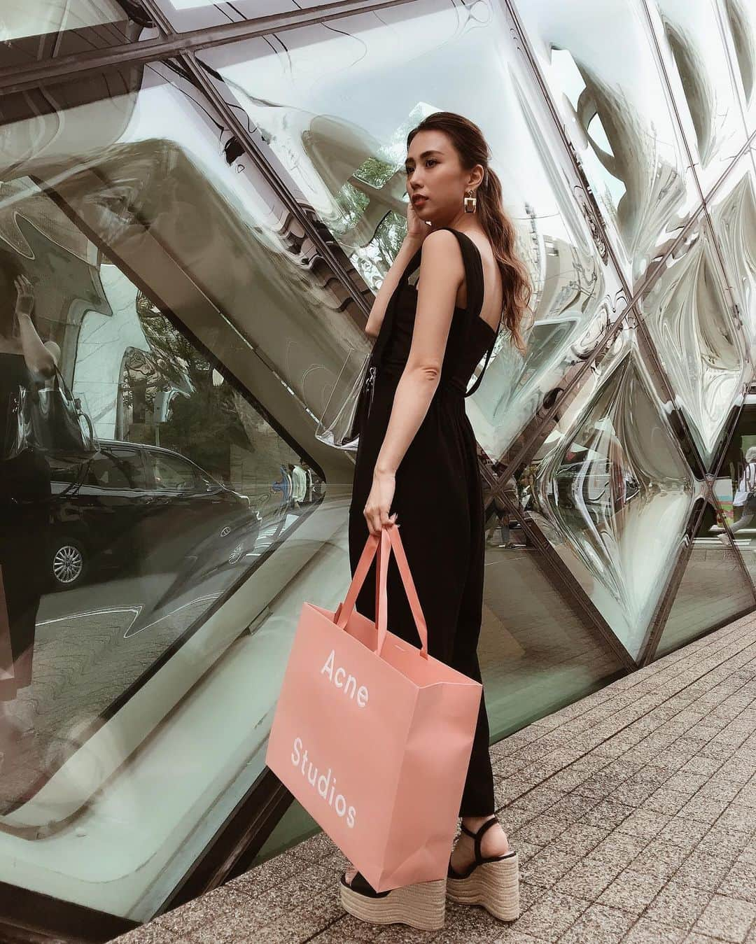 武村沙愛さんのインスタグラム写真 - (武村沙愛Instagram)「. . shopping of the day🛍 今日は宣言通り早起きして自分へのご褒美GET！ よい休日のはじまり🥰 . . #shopping #japan #tokyo #aoyama  #acnestudios #ショッピング #お買い物記録」6月1日 17時42分 - sachika_takemura