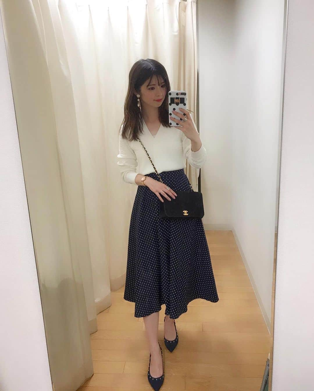 haruru0724さんのインスタグラム写真 - (haruru0724Instagram)「#code . . トップス、ボトムス…#uniqlo バッグ…#chanel シューズ…#diana . . . 今日は子供が喜ぶとこ行って来たよ❤︎ そして、私は今からサロモ仕込み💇‍♀️ すでに疲れ果てて眠い😂 . . . #ママコーデ #ママファッション #シンプルコーデ #プチプラコーデ #プチプラ #大人可愛い #大人カジュアル #今日のコーデ #着回しコーデ #アラサーコーデ #30代ファッション #きれいめカジュアル #コーデ #上下ユニクロ部 #ユニジョ #ユニクロ #ユニクロコーデ #uniqloginza #鏡越し #試着室 #mamagirl #locari #ponte_fashion #mineby3mootd #ootd_kob #おしゃれさんと繋がりたい」6月1日 17時52分 - haruru0724