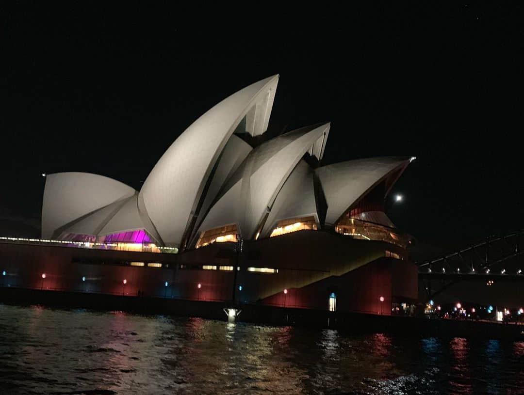 ガブリエル・アドコックさんのインスタグラム写真 - (ガブリエル・アドコックInstagram)「🇦🇺Saturday sightseeing in Sydney🐨 #lucky #travelling #operahouse #harbourbridge #atnight」6月1日 17時52分 - gabbyadcock1