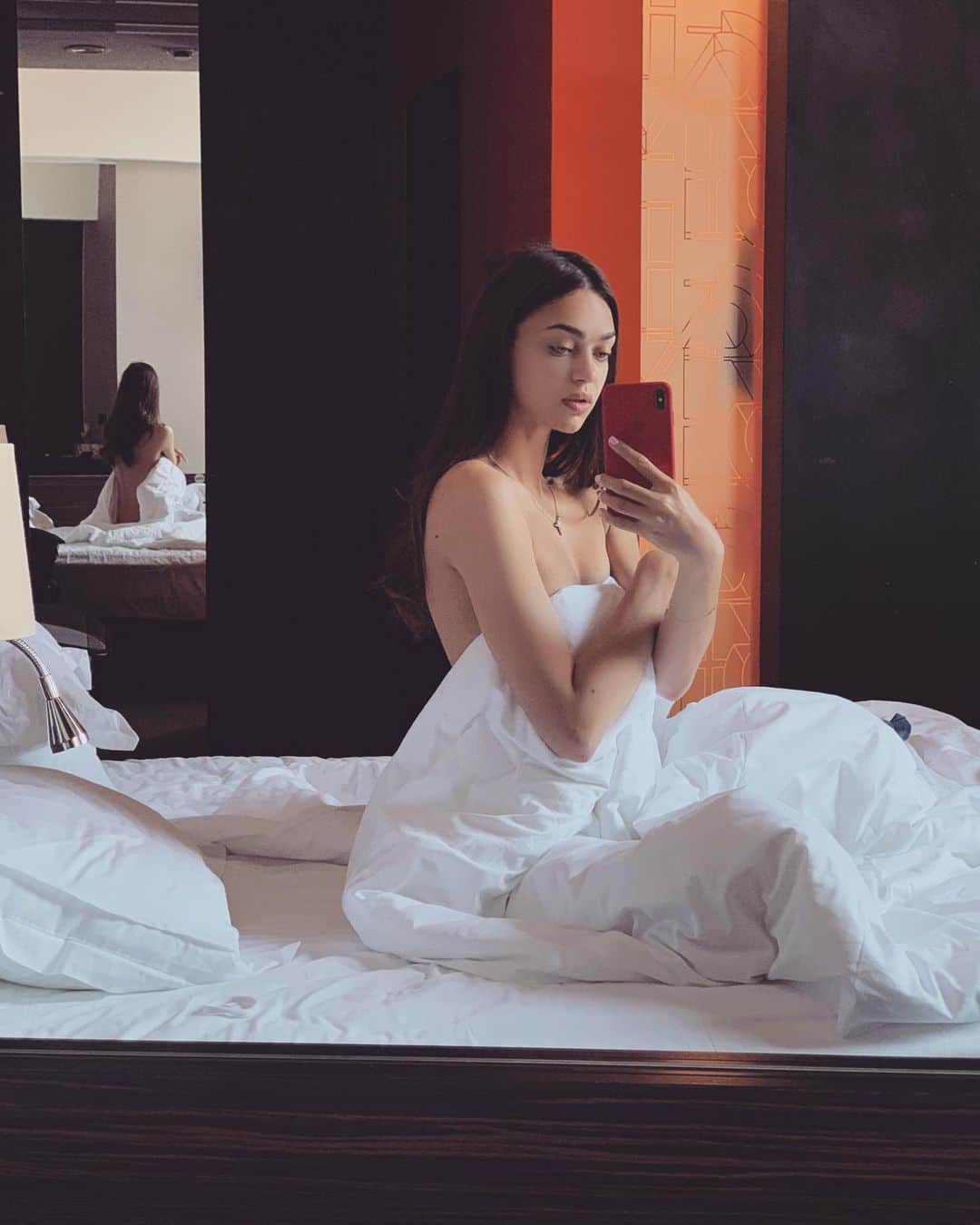 Zhenya Katavaのインスタグラム：「Утро ☀️ Кто был во Львове , порекомендуете куда можно сходить ♥️🙏🏽」