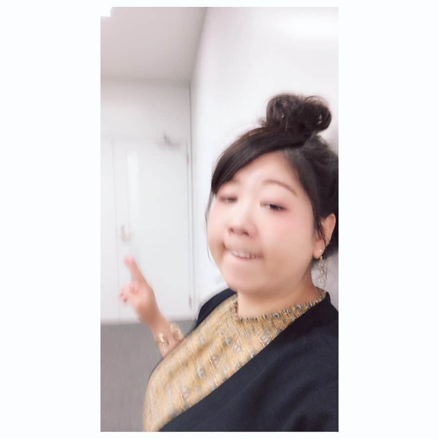 馬場園梓さんのインスタグラム写真 - (馬場園梓Instagram)「へい♪  今朝は、 CBC花咲かタイムズに出させていただいておりました。  見てくださいました皆様、 誠にありがとうございました☺︎ 直美ちゃんとの推しタビは、 愛知県は西尾市でした。  以前お世話になった染物体験工房兼アパレルショップで、 今回はスニーカーを染める体験をさせていただきました♪  いいのができたよ！  ロケ終わりにそのお店でお買い物した綿100%のトップスとイヤリングがめちゃくちゃお気に入り˚✧₊ 今夏はかなりの頻度でこのコーディネートをするよ！  それから、 お抹茶のカキ氷が激烈に美味しかったのでルン♪ しますね！  まだまだオススメのスポットがたくさんありますので、 ぜひ花咲かタイムズHPをご覧になって、行ってみてください！  そして  一枚目のお衣装のワンピース&カーディガンはsupureです！  ですので  ルン♪  #yeah #happy #lucky #CBC #花咲かタイムズ #推しタビ #愛知県 #西尾市 #スニーカー #染物 #イヤリング #カキ氷 #ワンピース #カーディガン #supure #球体 #しあわせ #ルン♪」6月1日 18時00分 - babazonoazusa